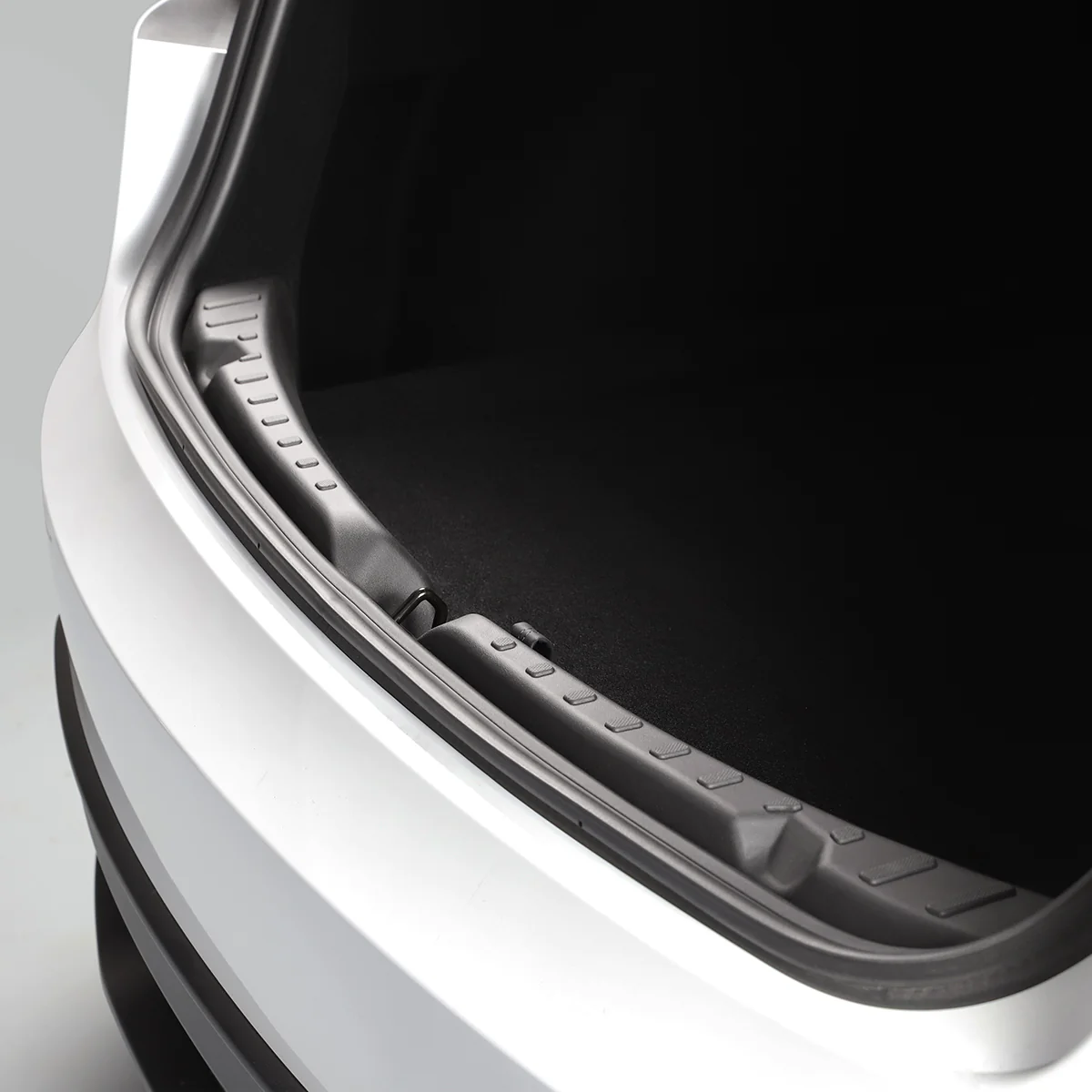 Tesla Tailgate Threshold Cover for Model 3 - Image 2